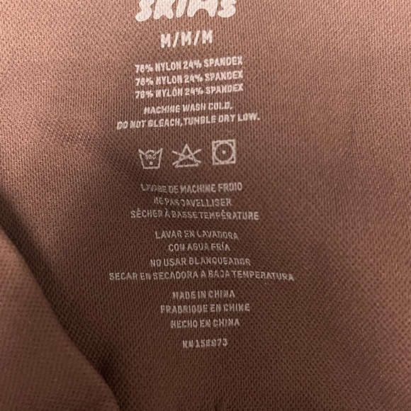 SKIMS - SEAMLESS SCULPT MID THIGH SHORT - Picture 6 of 6